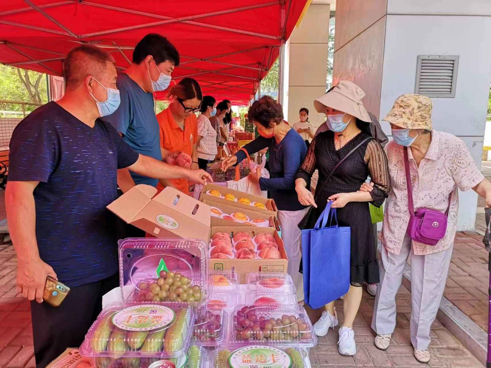 農特產品大搶購 社區(qū)里面“趕大集”