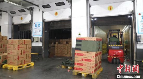 　圖為叉車工人將速凍食品擺放整齊。 惠濟(jì)區(qū)委宣傳部供圖